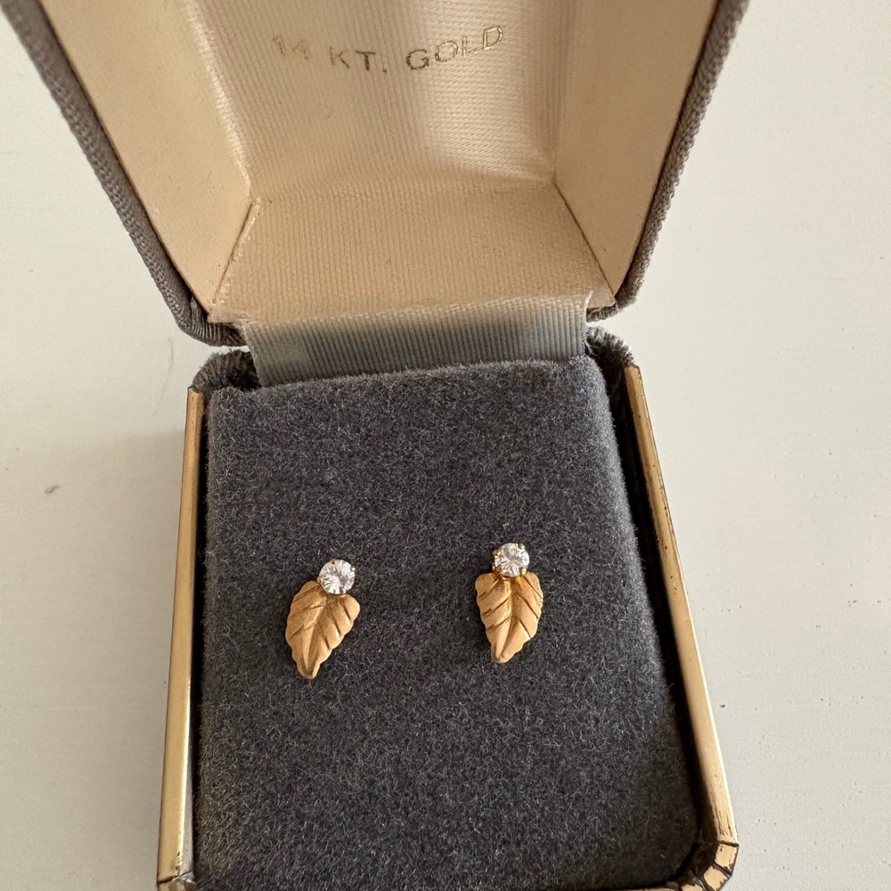 Gold (14kt) Leaf Stud Earrings
